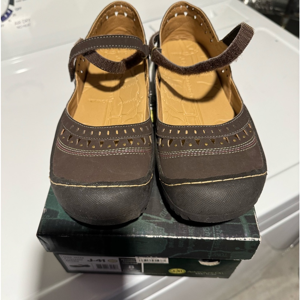 Cute brown gym shoes. Can be worn dressy! Great shape